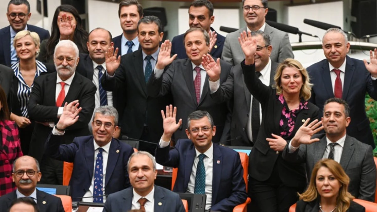 CHP'li vekiller Yargıtay'ın AYM hamlesine tepki olarak TBMM'de eylem başlattı