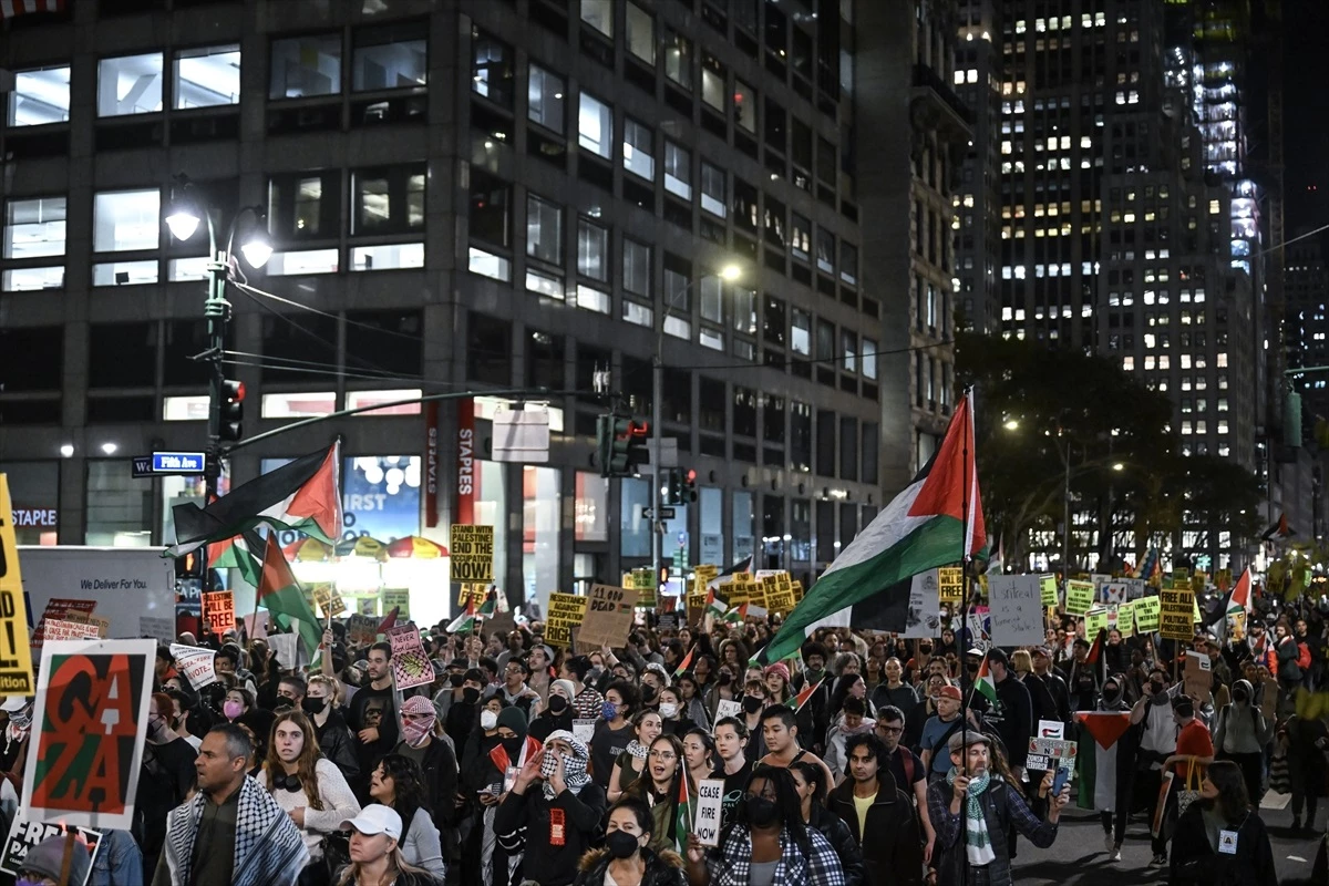 New York'ta binlerce kişi, İsrail'in saldırılarını protesto etti