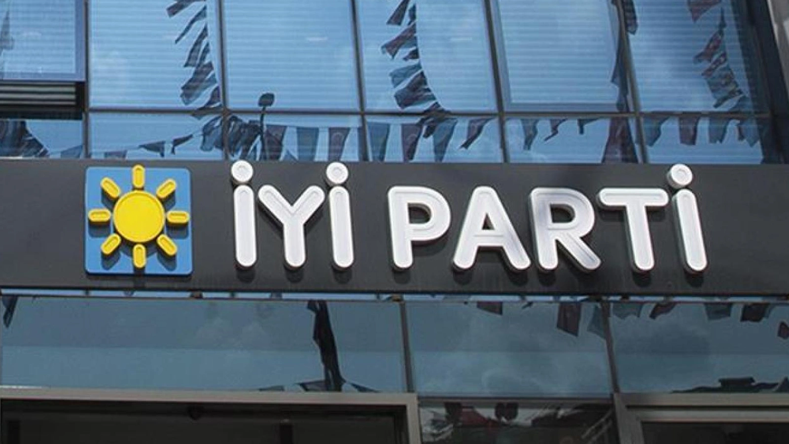 İYİ Parti'nin belediye başkan adayı çekilmek zorunda kaldı