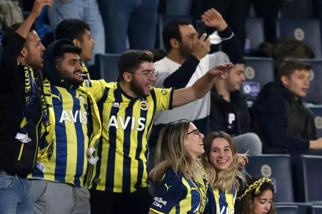 Fenerbahçeli taraftarlar Samandıra'ya akın etti