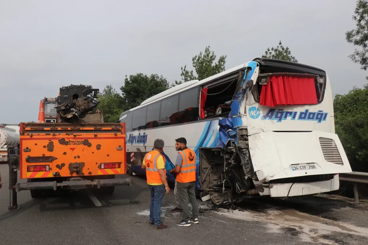 Park halindeki yolcu otobüsüne TIR çarptı: 3 yaralı