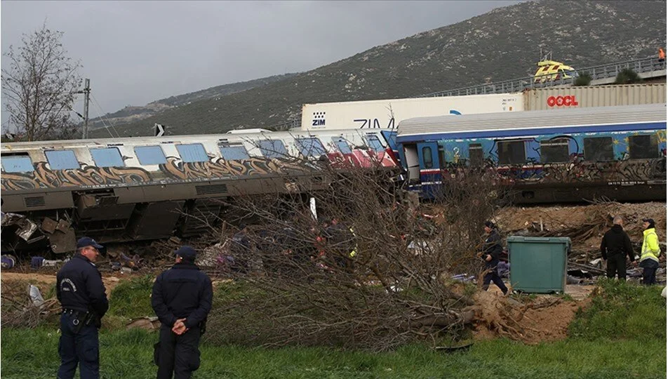 İçinde yüzlerce kişinin olduğu tren raydan çıktı!