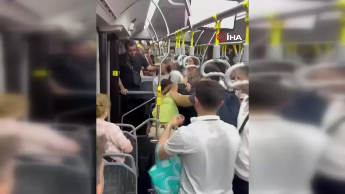 Metrobüste yer verme tartışması kavgaya dönüştü! O anlar kamerada